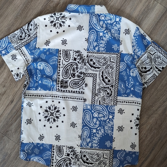 Men's Paisley Pattern Button Up resort shirt - Light Blue & White - size Large - Picture 3 of 9